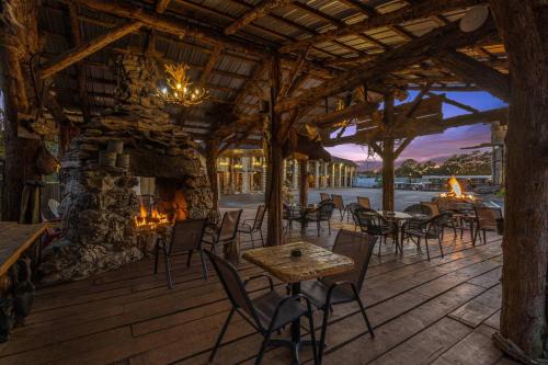 Stonegate Lodge King Bed, WIFI, 50in Roku TV, Salt Water Pool Room #103