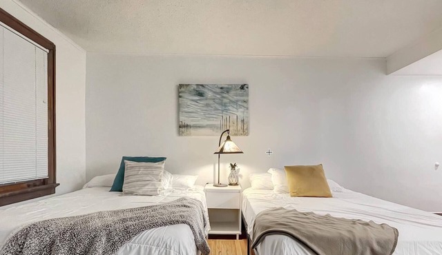 Studio Sleeps 4 - Next to 3 Breweries!