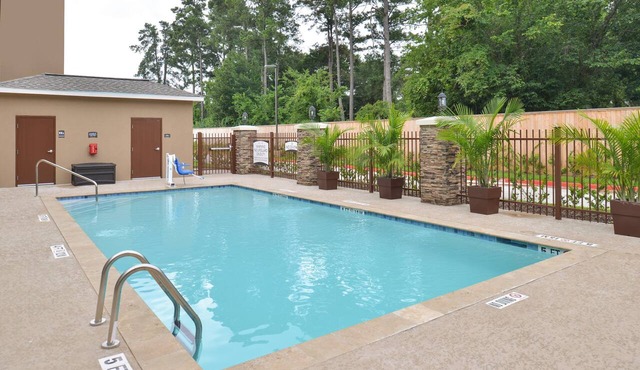 Studio Suite Near Houston | Shared Outdoor Pool + 24h Business Center