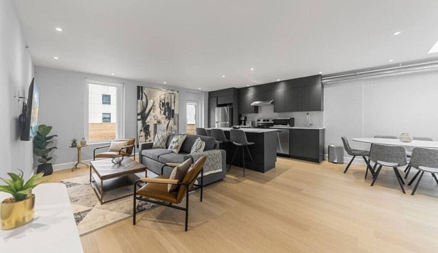 Stunning 2 beds, 2 baths, AAA location, rooftop