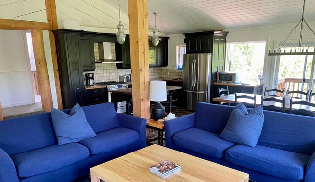 Stunning 4-Bedroom Cottage - Perfect Getaway!