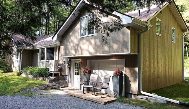 Stunning Cottage with Fire Pit and Private Cinema in Kawartha Lakes, Ontario