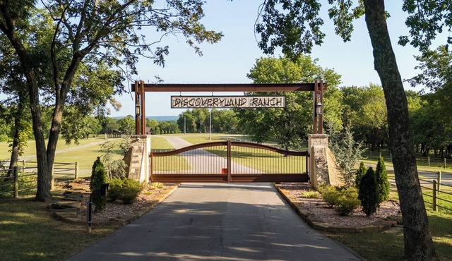 Stunning gated ranch w/breathtaking views and modern amenities, on 103 acres.