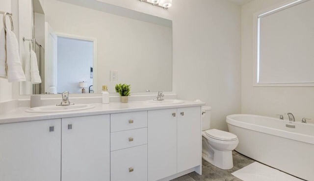 Stylish 3BDR in Pickering`s Heart | Free Parking