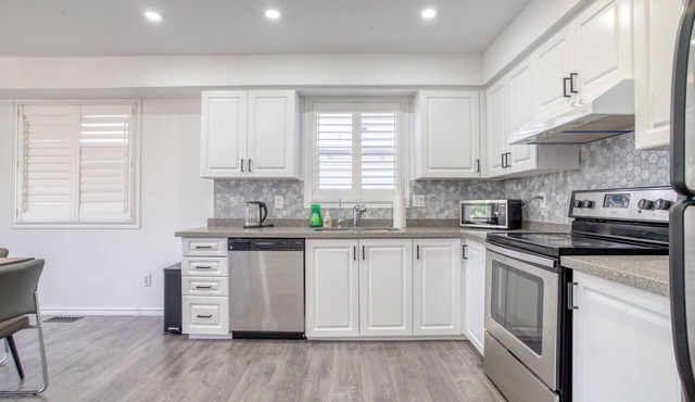 Stylish 4 Beds House with Ravine Backyard
