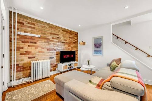 Stylish Home sleeps 8 MAJOR INTERNATIONAL SPORTING EVENT BMO Field CN tower Lake