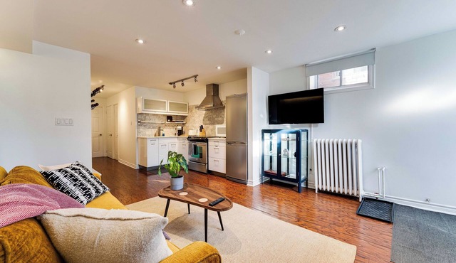 Stylish Hotel-Style Basement Suite for Family Stays
