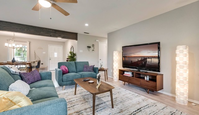 Stylish Mid Century Modern Home @ Lake Ray Hubbard