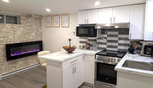 Stylish & Modern Condo - FREE Parking & EV Chargers