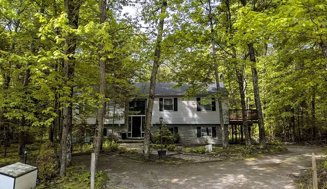 Sun & Seclusion - All-Season Cottage