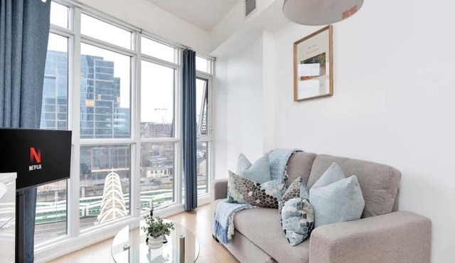 Sunny Downtown TO Studio - Sleeps 3 with 55 TV