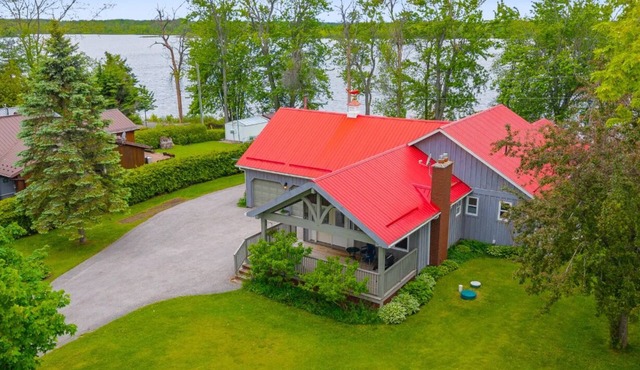 Sunrise/Sunset Lakefront 4-Season Cottage Retreat