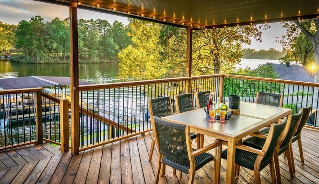 SUNSET BAY SPACIOUS LAKEFRONT HOME WITH PERSONAL DOCK MINUTES FROM OAKLAWN