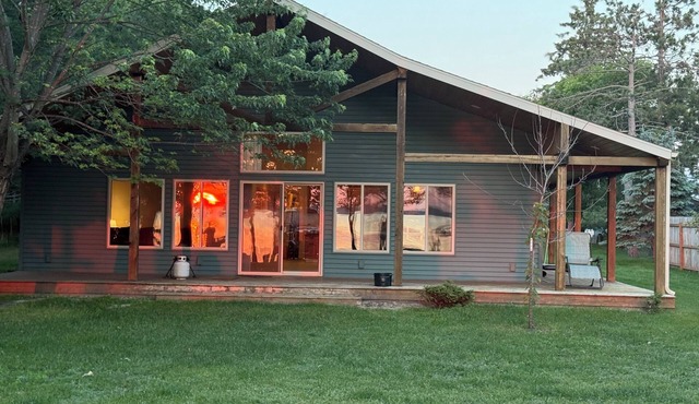 SUNSET BEACH CABIN - Charming 2-bedroom home INCLUDES PONTOON RENTAL!
