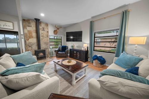 Sunset Cove Cottage- Lakefront With Bar Loft Sunroom & Pier