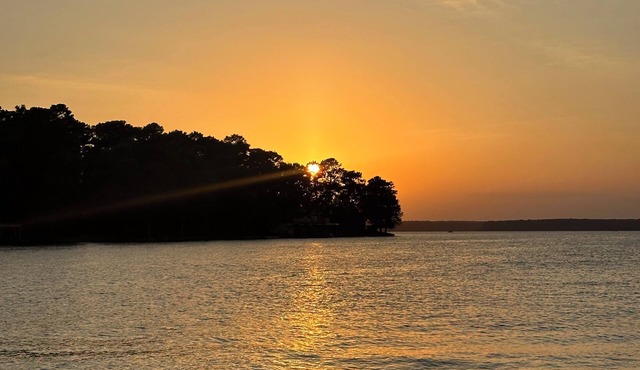Sunsets & Serenity – Gorgeous Lake Conroe Home located in Willis, Tx