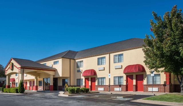 Super 8 by Wyndham Claremore OK
