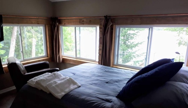 Sweet Retreat Loft Cottage with stunning lake view