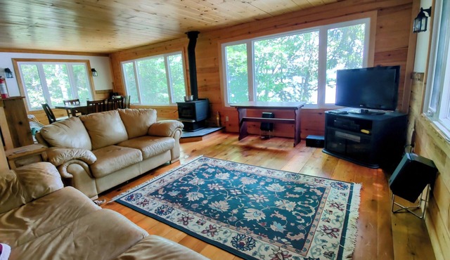 T&A Hideaway - Beautiful wood cottage on the edge of Algonquin Park