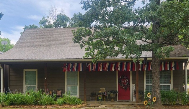 Take a break and unwind at this peaceful lake house!