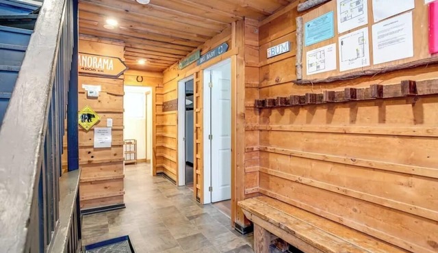 "Tequila Sunrise" Big Space-Lots of Fun + HotTub (Natural Gas)
