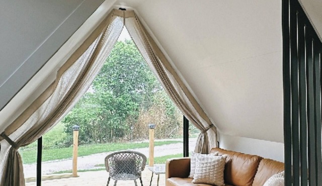 The A-Frame, hot tub, patio, glamping luxury, WiFi, Heat/AC, access to pool