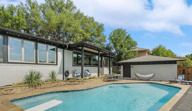 The Alamo Abode | Lake View, Pool, Newly Renovated