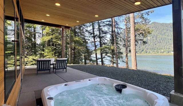 The Alpenglow: Waterfront Escape Private Hot Tub