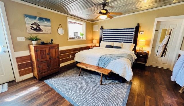 The Beach Comber - Private Room w Access to Pool & Hot Tub.