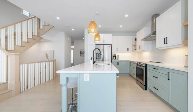 The Blue Minty: luxury fully furnished 4-bedroom mid-term rental detached home