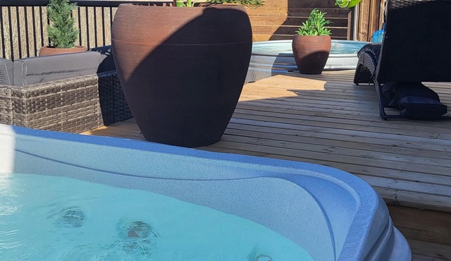 The Deck House. Private, Countryside Getaway Hot tub-Plunge pool- Sauna-Theatre