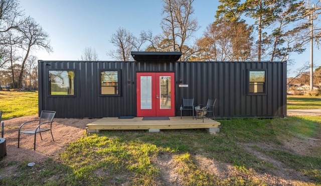 The G.O.A.T: 2 mins to Lake Conroe! Heated Pool, Fire Pit, Stocked Ponds