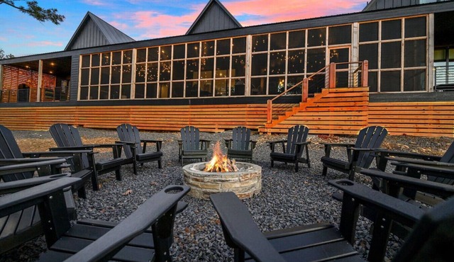 The George · Sleeps 22: Screened Deck + Balcony & Gameroom
