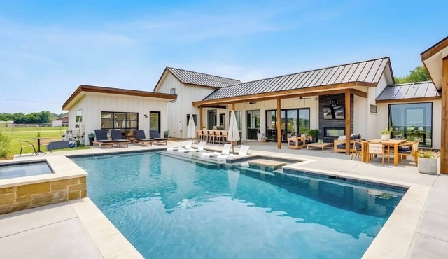 The Haven at Stonecrest/sleeps 24/3 acre private estate/POOL/HOT TUB