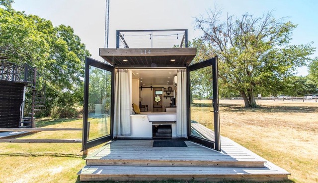 The Honeycomb-Tiny Container Home 12 Min. to Magnolia/Baylor