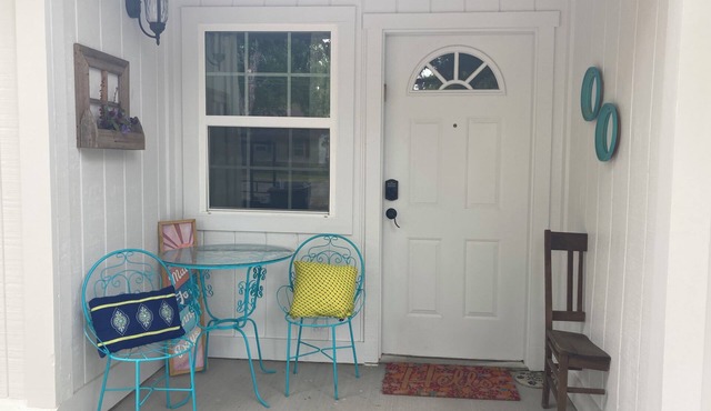 The Rosa Linda 2 blocks to Historic Downtown Square. Centrally located.