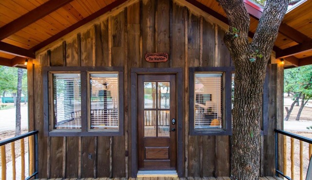 The Warbler Treehouse 15 MIn to Magnolia Baylor