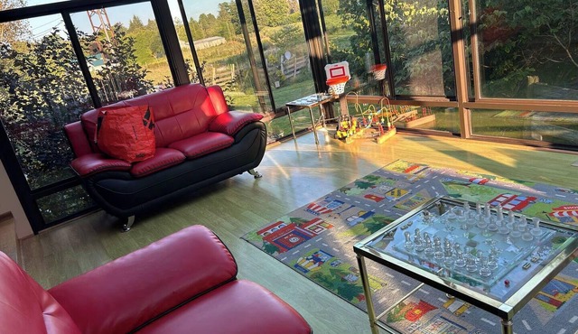This house is a 2 bedroom(s), 1.5 bathrooms, located in Grafton, ON.