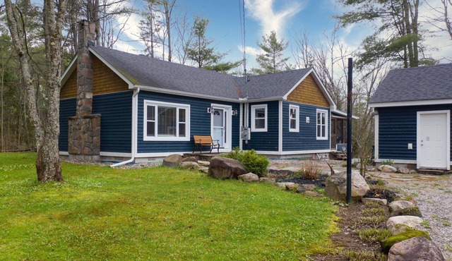 This pretty oasis is tucked away in Beley Bay on historic Lake Rosseau.