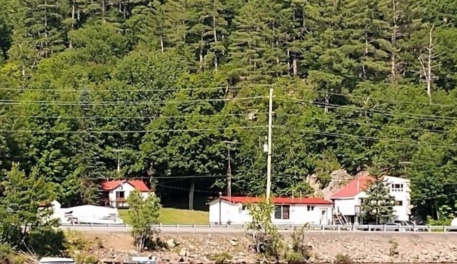 Three bedroom Lakeside cottage Algonquin highlands