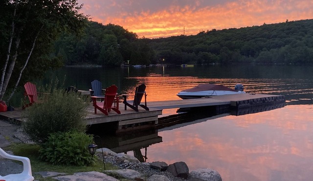 Time to relax! Waterfront, 10 mins to Haliburton.
