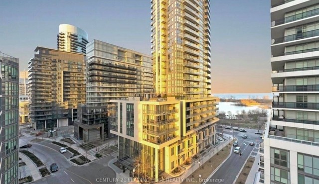 Toronto Lakeview 2.5 bedroom condo only 12 minutes from the airport