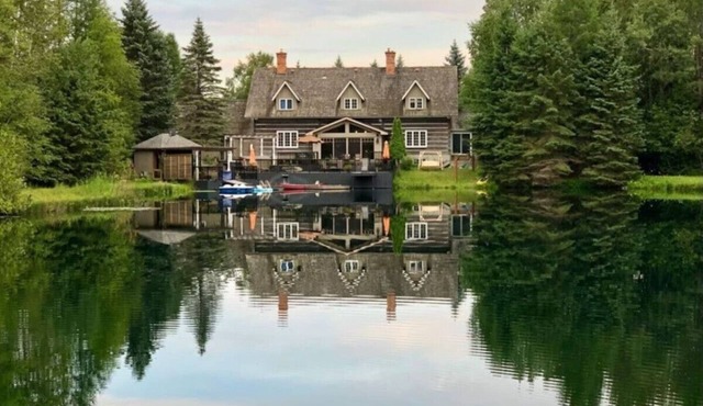 Tranquil 4BR Pondside Retreat: Hot Tub, BBQ, Gym.