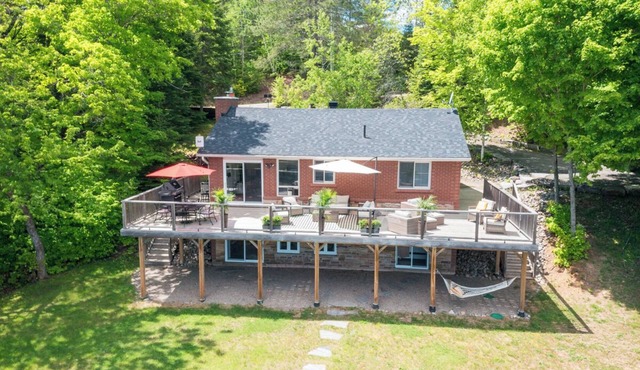 Tranquil lakefront cottage near Huntsville and Algonquin Park