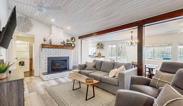 Tranquil lakeside cottage with modern comforts, waterfront views & outdoor fun