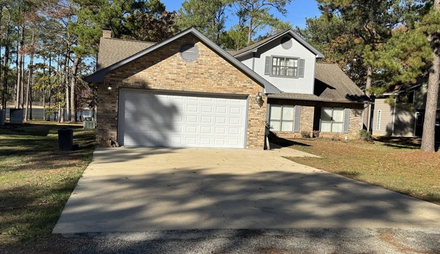 Tranquil Waterfront Retreat: 4BR/2.5BA Cozy Lakehouse on the Water!
