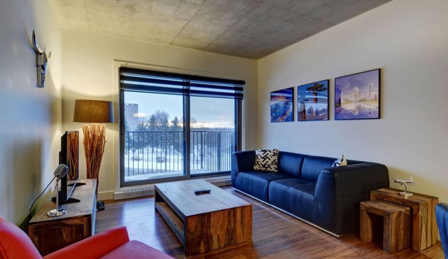 Trendy 2BR Apt with Pool, Near Place Sainte-Foy