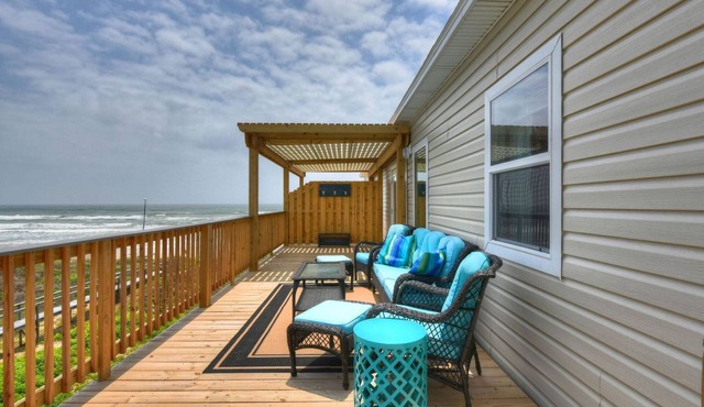 Turtle’s Pace Beachfront Condo - New with amazing views and decor