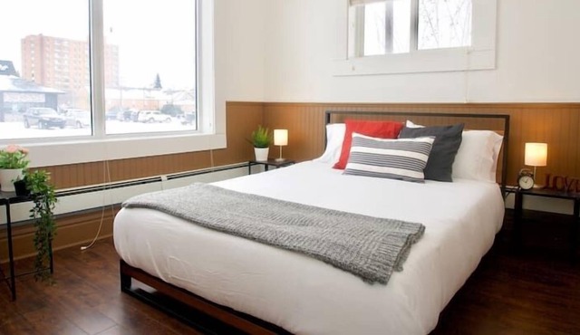 Two Condos! Two Kitchens, Sleeps 7, 3 Bedrooms