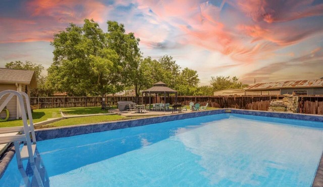 Two Houses, POOL, shared backyard 8bed/4bath